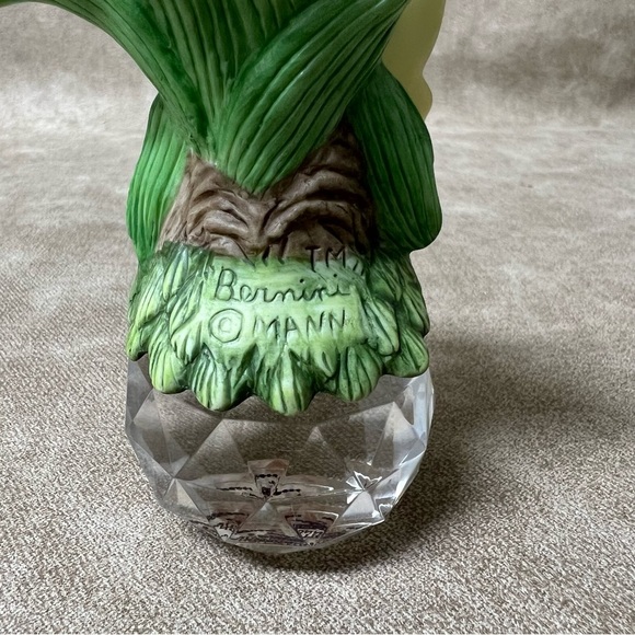 Seymour Mann Porcelain Monarch Butterfly & Yellow Lily Blossom on crystal ball - Picture 7 of 9